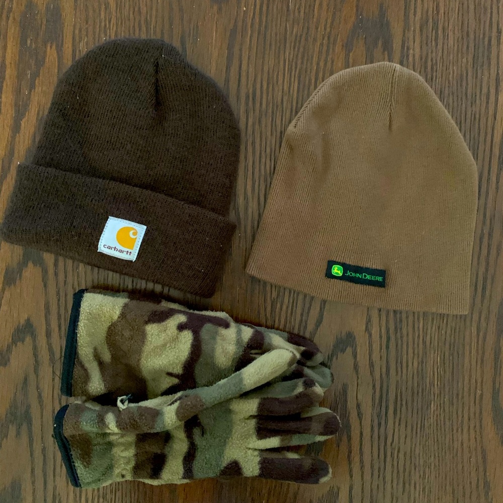Boys toboggans and camouflage gloves